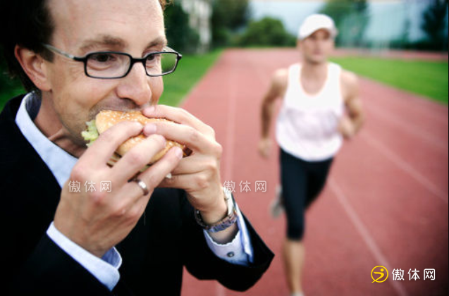 夜跑是饭前跑还是饭后跑好？